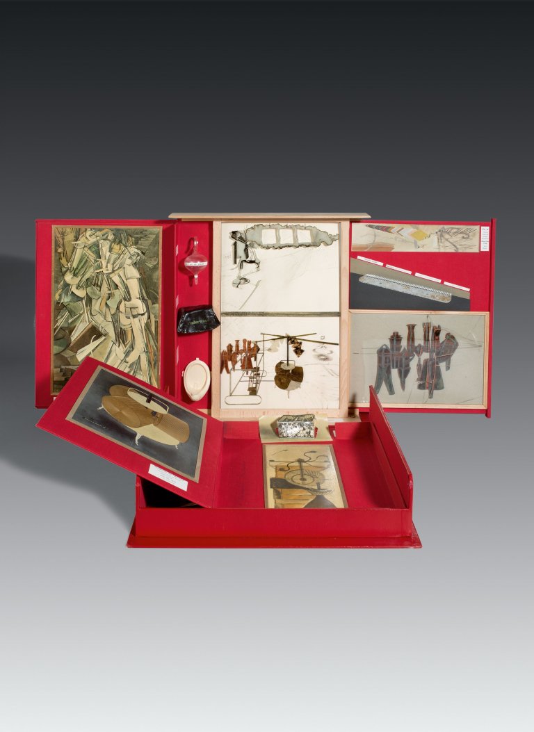 This picture shows the following artwork: Marcel Duchamp. „From or by Marcel Duchamp or Rrose Sélavy (The Box in a Valise)“. 1966.