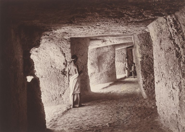 Auf diesem Bild ist das folgende Kunstwerk zu sehen: Wilhelm von Gloeden. Grotta dei Cordari, Syrakus. 1903.