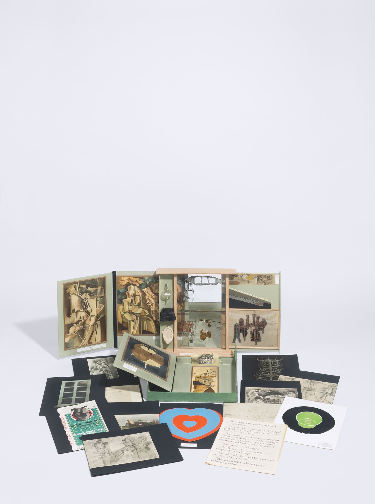 This picture shows the following artwork: Marcel Duchamp. ”From or by Marcel Duchamp or Rrose Sélavy (The Box in a valise)”. 1961.