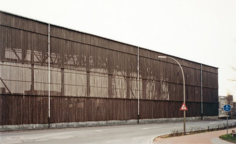 Auf diesem Bild ist das folgende Kunstwerk zu sehen: Thomas Ruff. Haus Nr. 5 III. 1989.