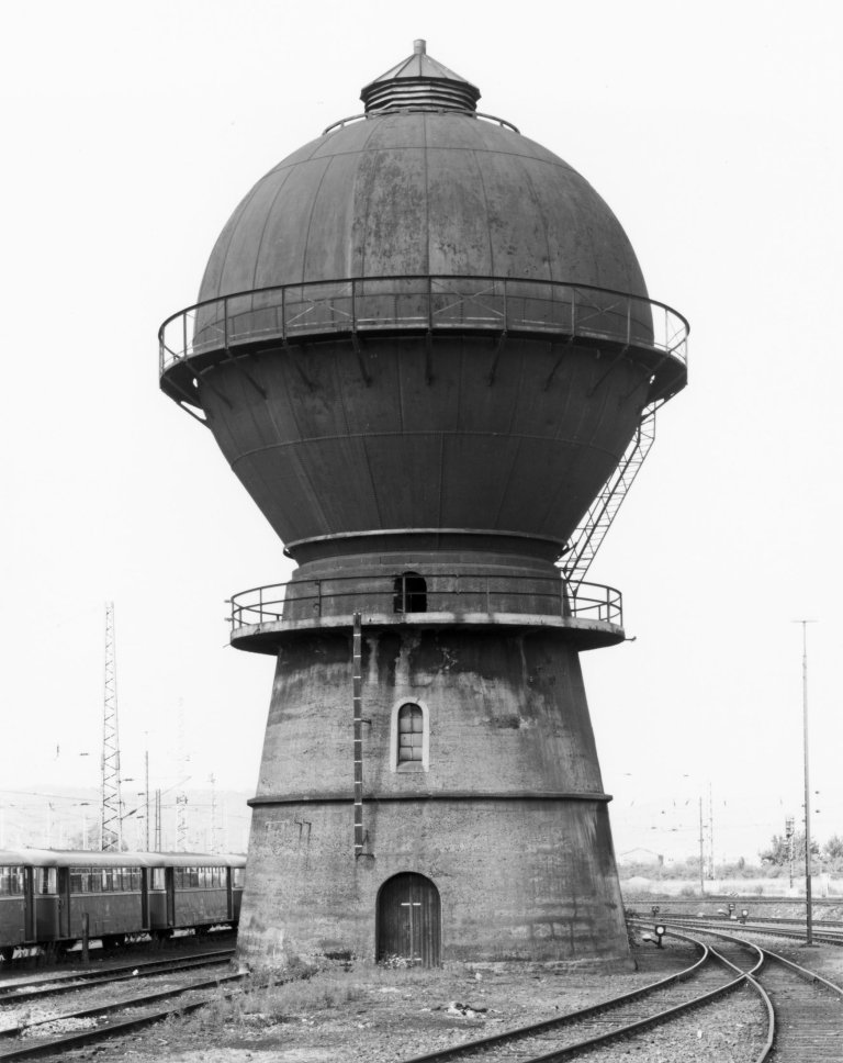 Auf diesem Bild ist das folgende Kunstwerk zu sehen: Bernd und Hilla Becher (Siegen 1931 - 2007 Rostock / Potsdam 1934 - 2015 Düsseldorf). Trier-Ehrang, aus der Serie „Wassertürme“. 1982.