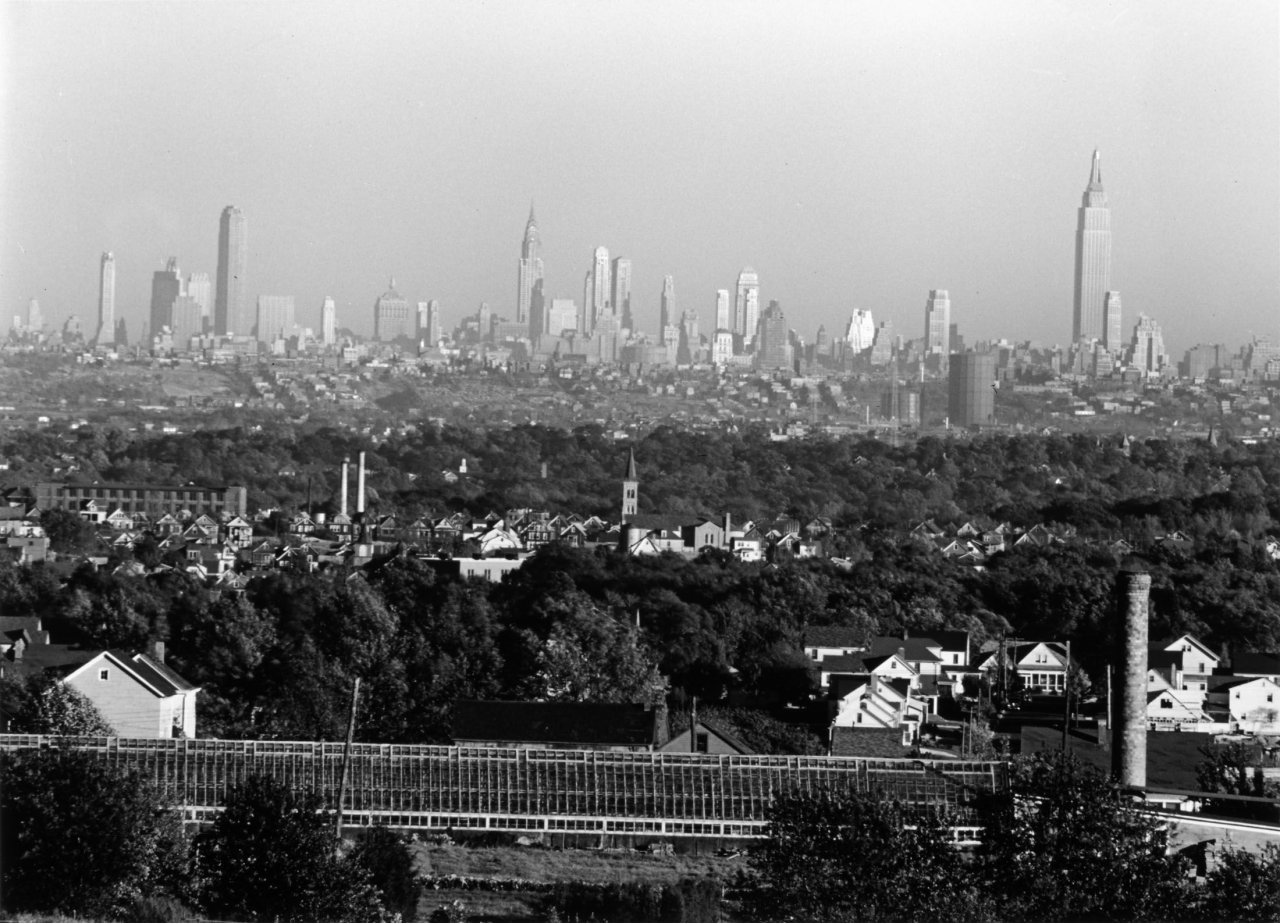 Auf diesem Bild ist das folgende Kunstwerk zu sehen: Andreas Feininger. Manhattan Skyline seen from New Jersey. Anfang 1940er–Jahre.