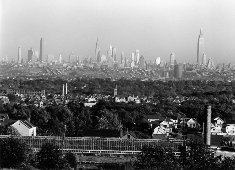 Auf diesem Bild ist das folgende Kunstwerk zu sehen: Andreas Feininger. Manhattan Skyline seen from New Jersey. Anfang 1940er–Jahre.