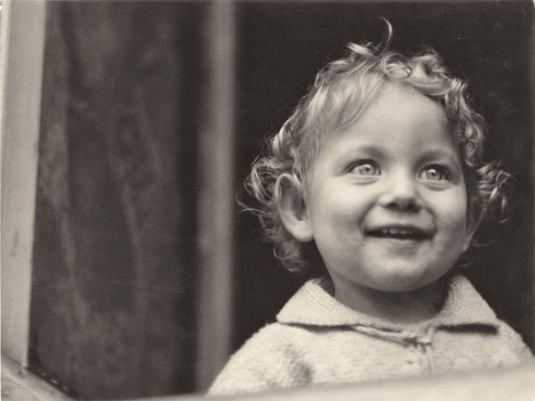 Auf diesem Bild ist das folgende Kunstwerk zu sehen: Aenne Biermann (d.i. Anna Sibylla Sternfeld). Ohne Titel (Mädchen). Um 1930.
