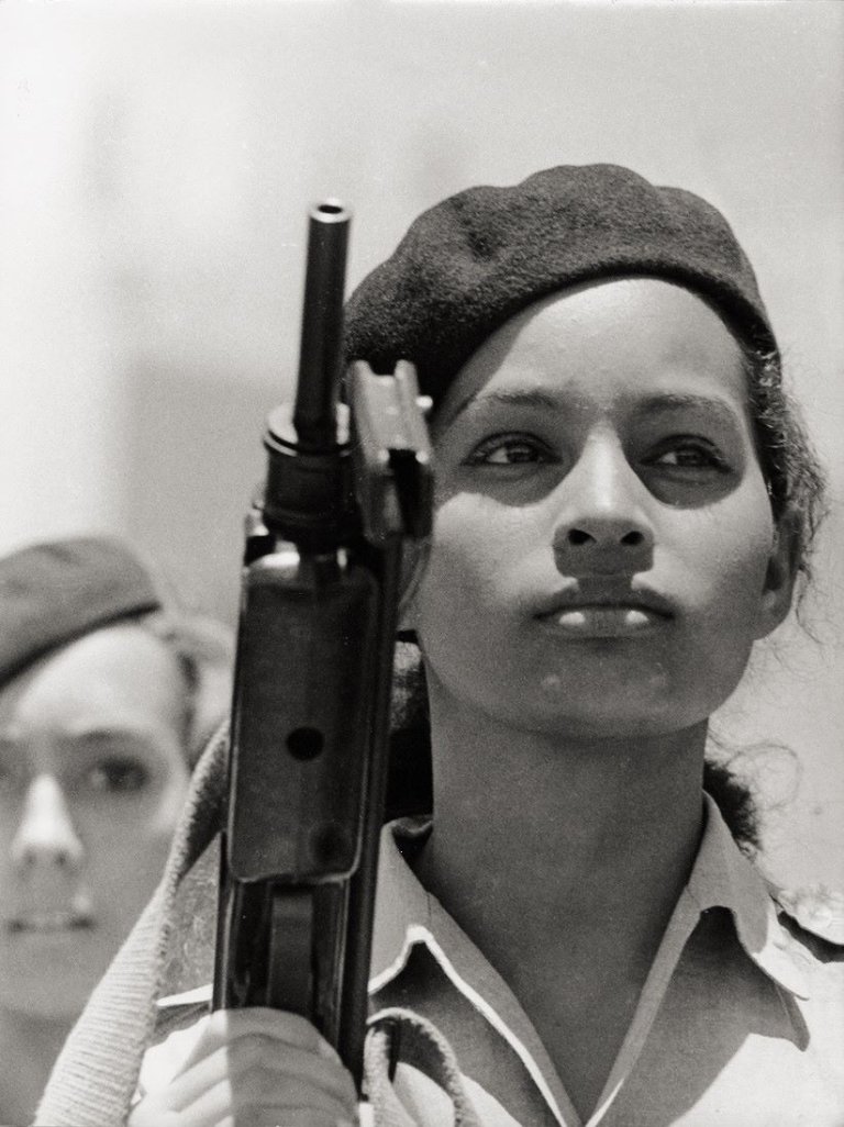 Auf diesem Bild ist das folgende Kunstwerk zu sehen: Alberto Diaz Gutierrez Korda. „Miliciana“. 1963.