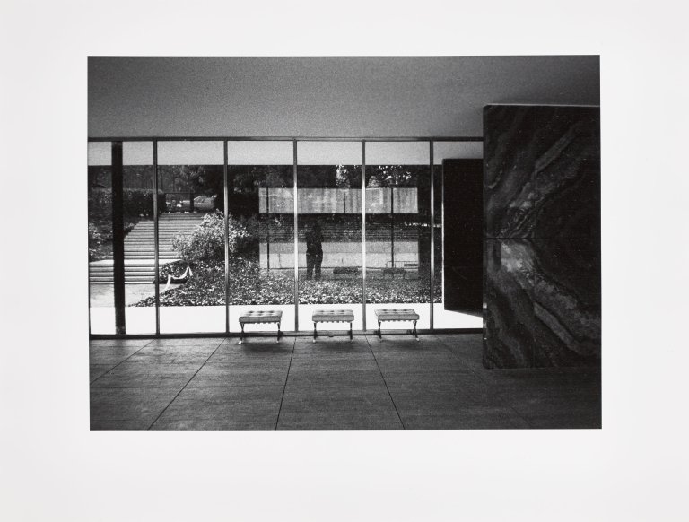 Auf diesem Bild ist das folgende Kunstwerk zu sehen: Günther Förg. Barcelona Pavillon. 1989.