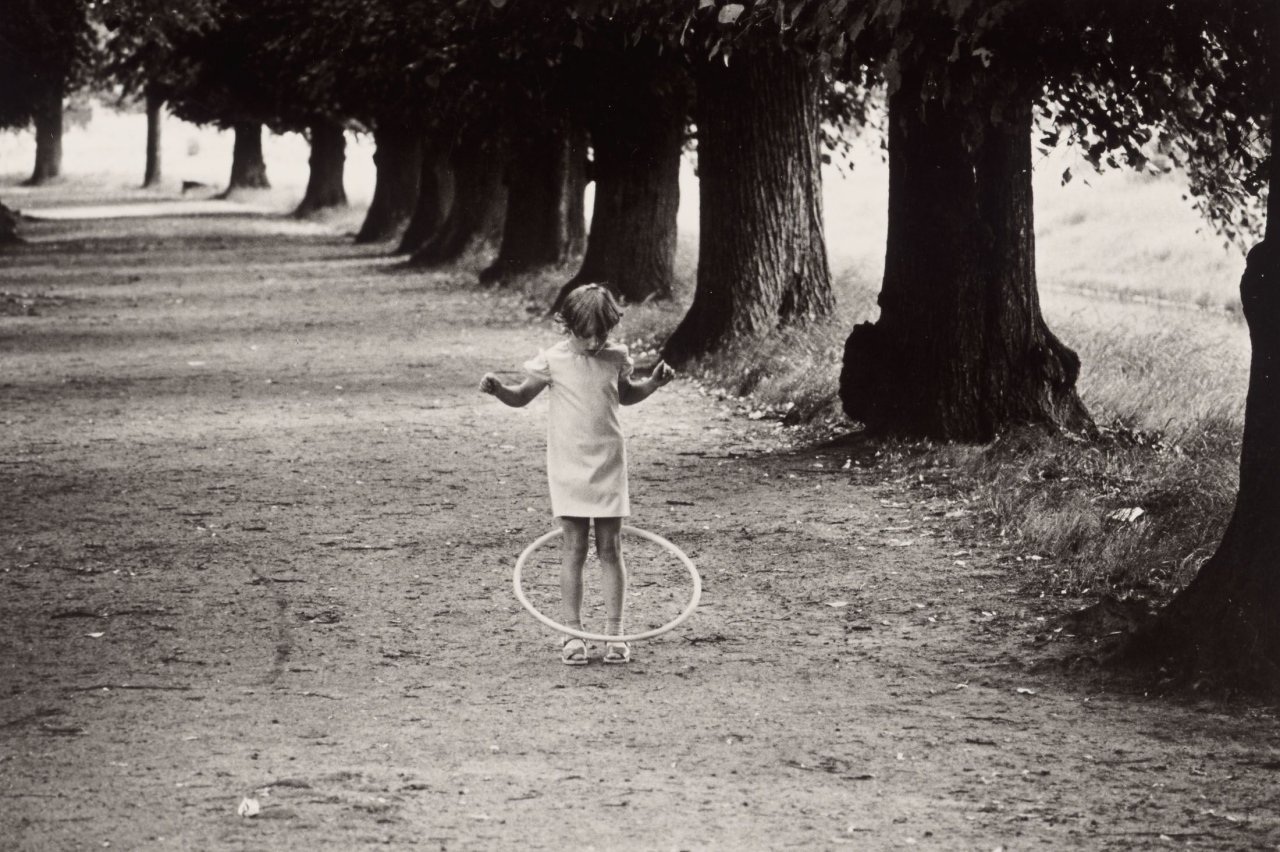 Auf diesem Bild ist das folgende Kunstwerk zu sehen: Thomas Sandberg. „Kind in Boizenburg, Deutschland“. 1980.