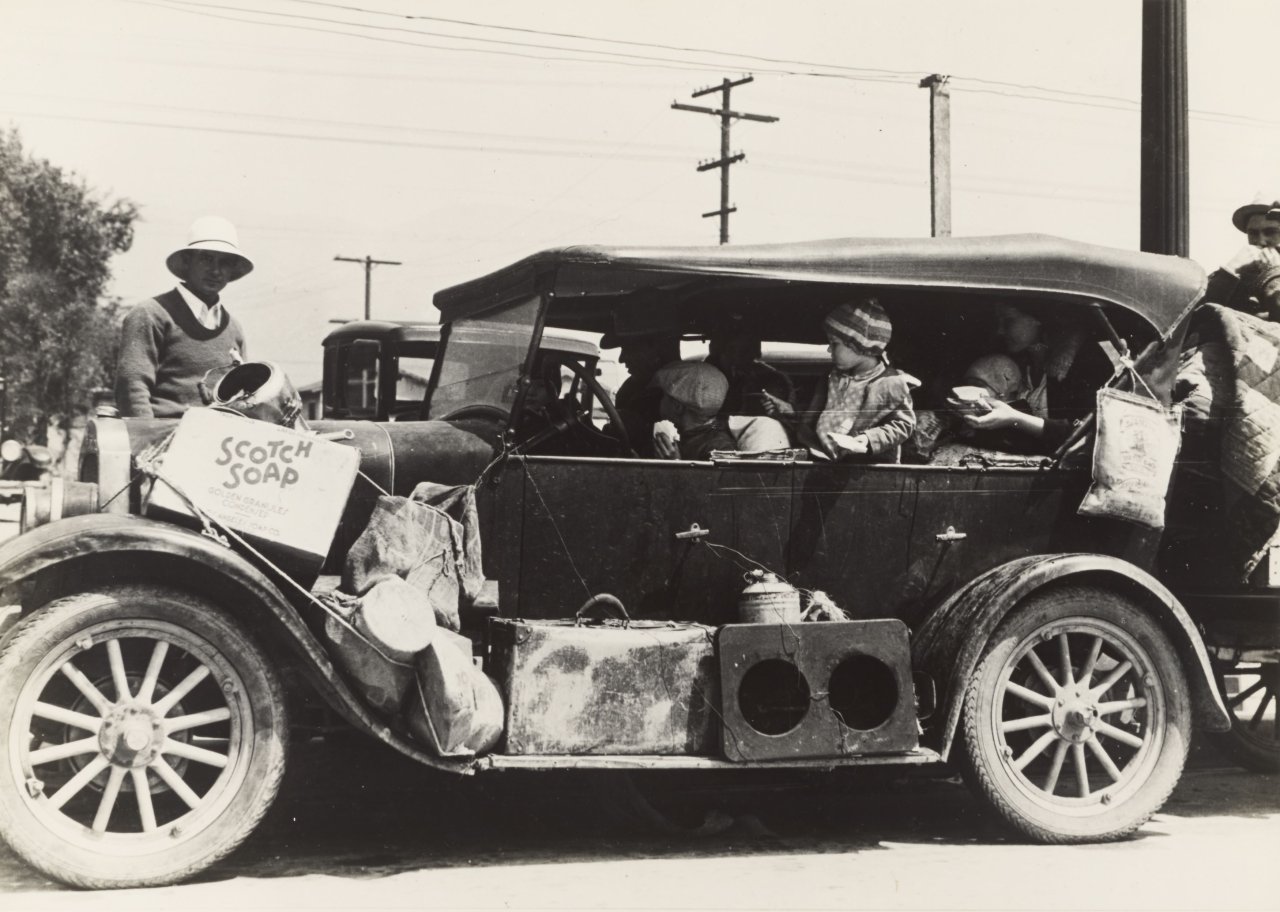 Auf diesem Bild ist das folgende Kunstwerk zu sehen: Dorothea Lange. Oklahoma Dust Bowl Refugees, San Fernando, California, June. 1935.