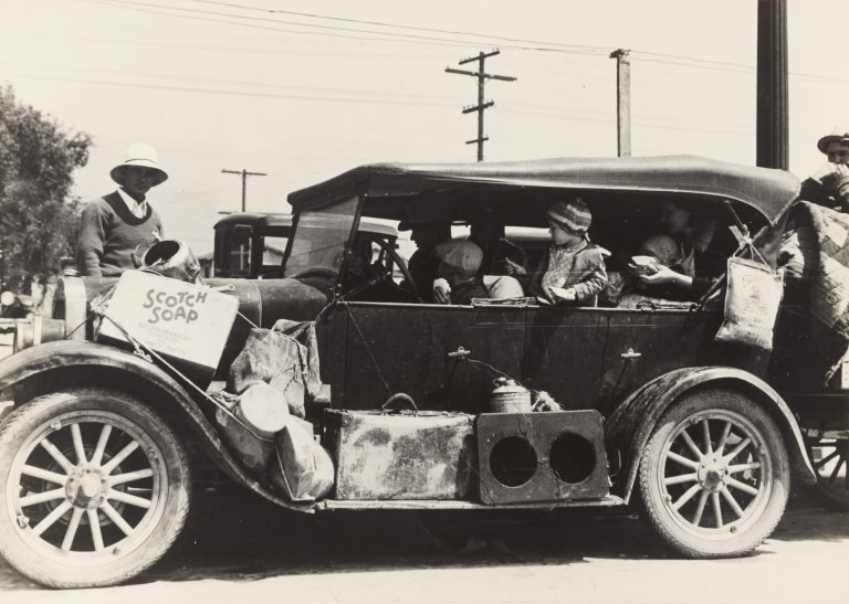 Auf diesem Bild ist das folgende Kunstwerk zu sehen: Dorothea Lange. Oklahoma Dust Bowl Refugees, San Fernando, California, June. 1935.