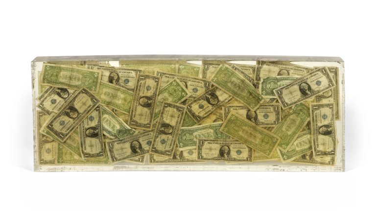 Auf diesem Bild ist das folgende Kunstwerk zu sehen:  Arman. „Stèle aux Dollars“. 1973.