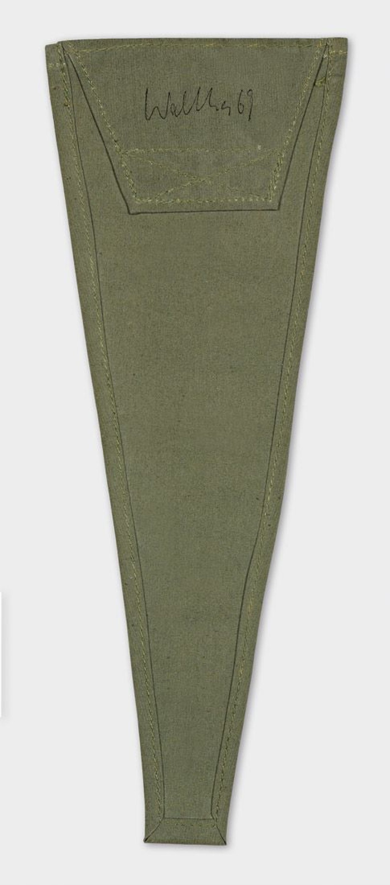 Auf diesem Bild ist das folgende Kunstwerk zu sehen: Franz Erhard Walther. „Find a Purpose for the Pocket“. 1969.