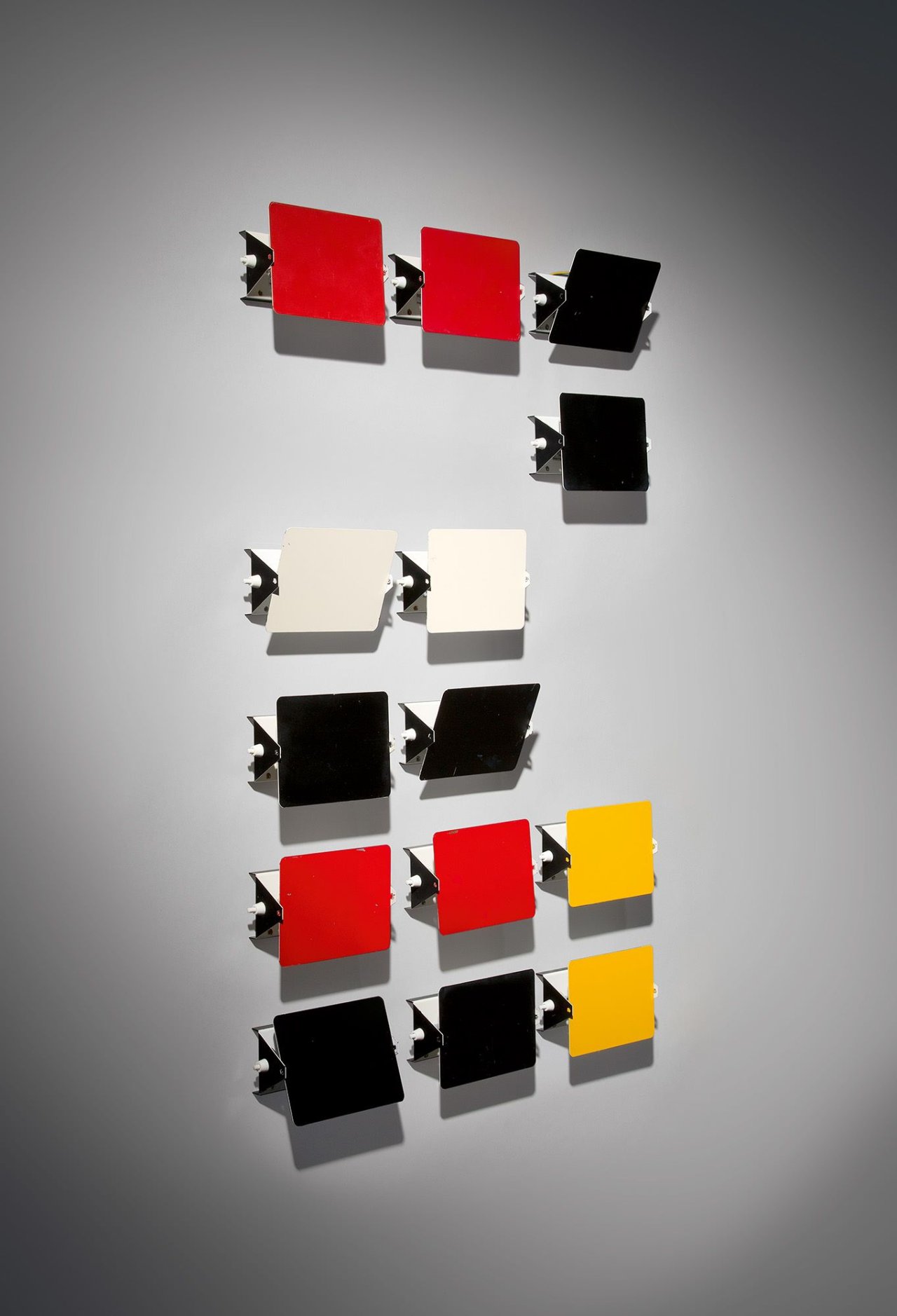 Auf diesem Bild ist das folgende Kunstwerk zu sehen: Charlotte Perriand. 14 Wandleuchten – Wall Lamps with Pivoting Shades (Modell CP1). Um 1963.