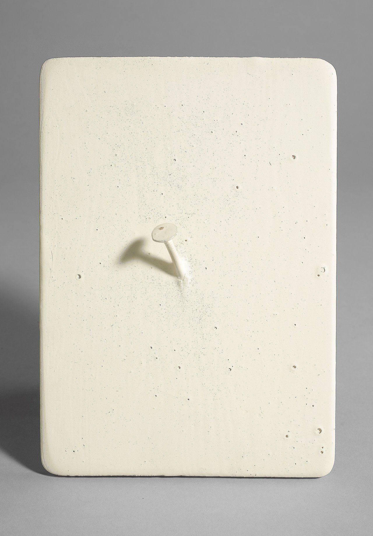 Auf diesem Bild ist das folgende Kunstwerk zu sehen: Günther Uecker. Aus: „Kineticism Series“ (Traffic Paint). 1966.