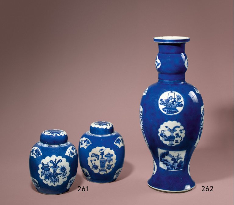 Auf diesem Bild ist das folgende Kunstwerk zu sehen:  Chinesisch, Kangxi-Periode. Paar „Powder Blue“-Ingwertöpfe aus Jingdezhen (Provinz Jiangxi). 18. Jahrhundert.