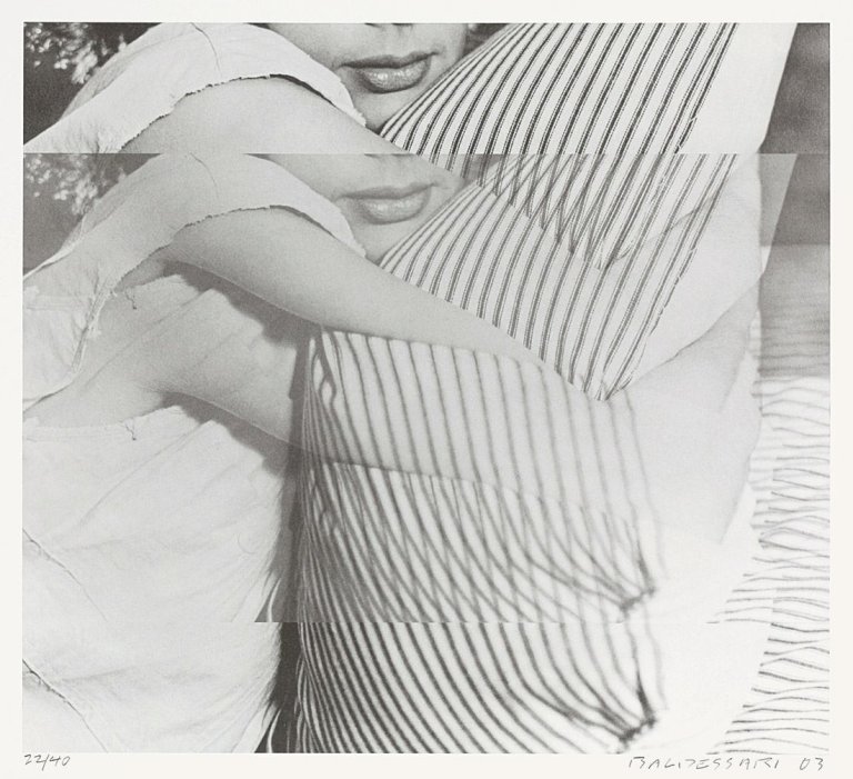 Auf diesem Bild ist das folgende Kunstwerk zu sehen: John Baldessari. „Woman with pillow“. 2003.