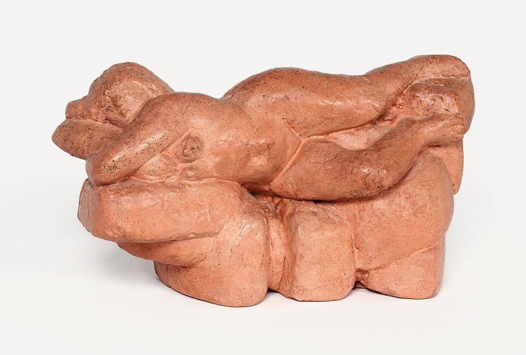 Auf diesem Bild ist das folgende Kunstwerk zu sehen: Waldemar Grzimek. „Frau auf Felsen“. 1973.