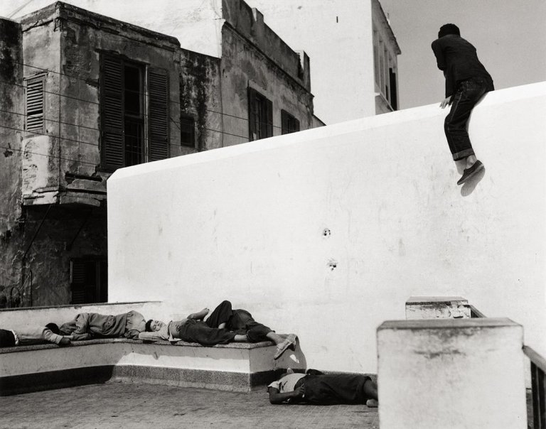 Auf diesem Bild ist das folgende Kunstwerk zu sehen: Roger Fritz. „Tanger, Maroco“. 1954.