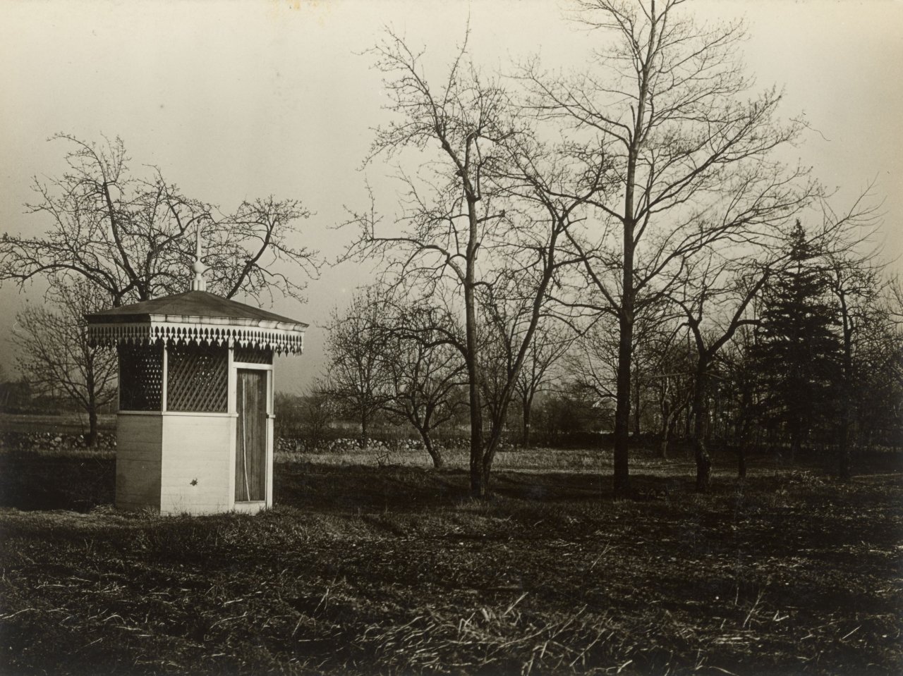 Auf diesem Bild ist das folgende Kunstwerk zu sehen: Walker Evans. Gazebo. Vermutlich 1930er–Jahre.