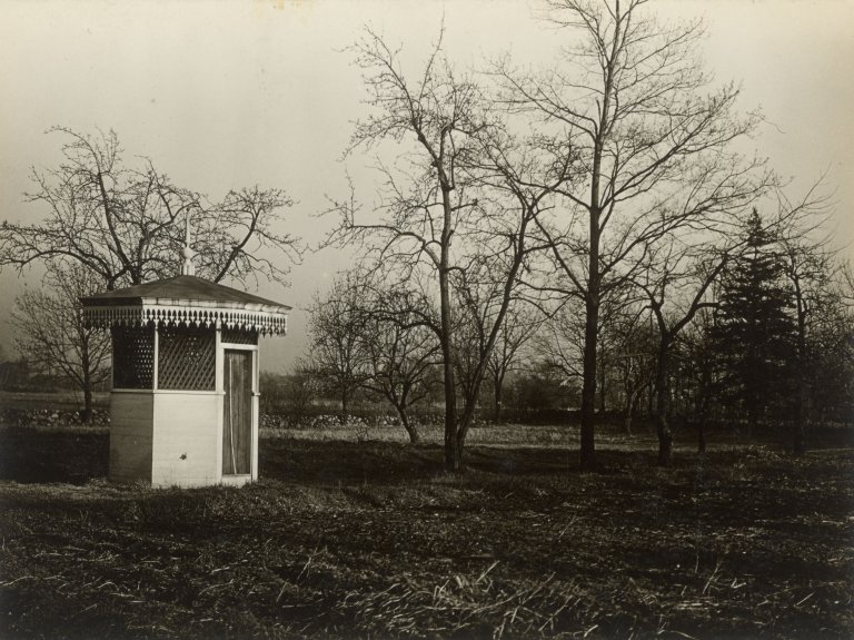 Auf diesem Bild ist das folgende Kunstwerk zu sehen: Walker Evans. Gazebo. Vermutlich 1930er–Jahre.
