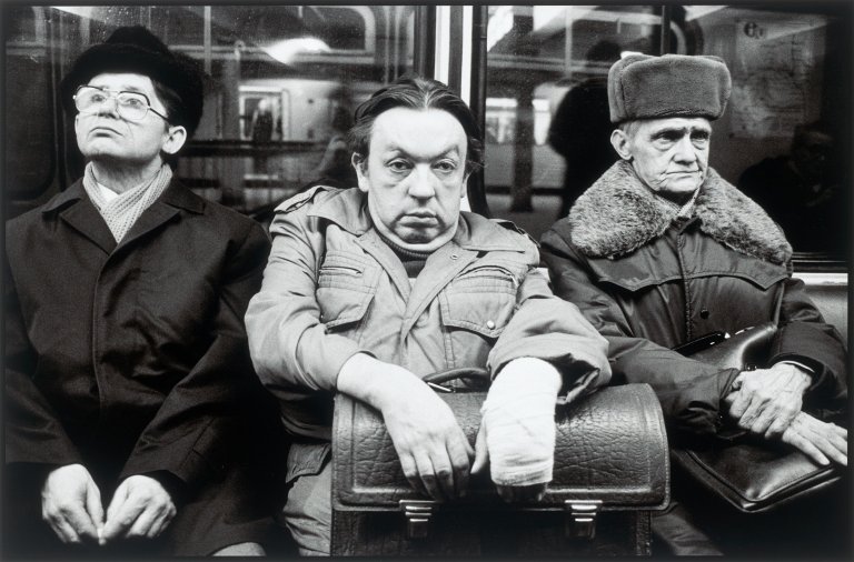 Auf diesem Bild ist das folgende Kunstwerk zu sehen: Harald Hauswald. „U-Bahn-Linie A“ / Fest an der Panke. Je 1987.