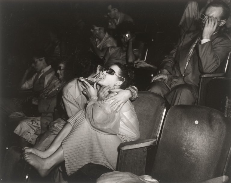 Auf diesem Bild ist das folgende Kunstwerk zu sehen:  Weegee (d.i. Fellig, Arthur H.). 'Lovers', Palace Theater, New York City. 1945.