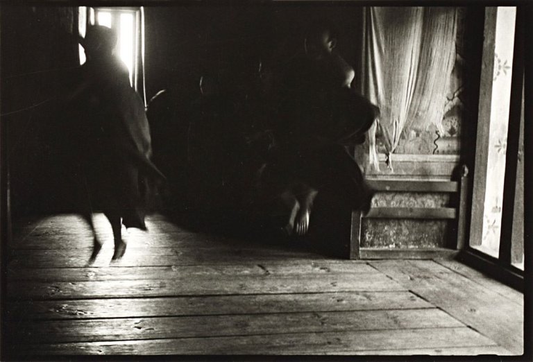 Auf diesem Bild ist das folgende Kunstwerk zu sehen: Gotthard Graubner. „Ohne Titel (Mönche beim Meditationstanz im Kloster Wangdiphodang, Bhutan)“. 1976.