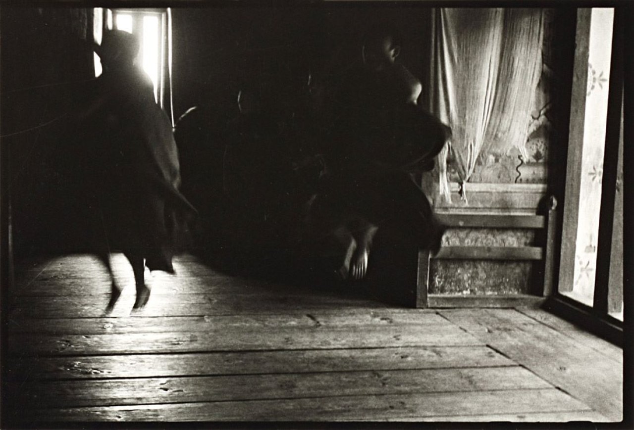 Auf diesem Bild ist das folgende Kunstwerk zu sehen: Gotthard Graubner. „Ohne Titel (Mönche beim Meditationstanz im Kloster Wangdiphodang, Bhutan)“. 1976.