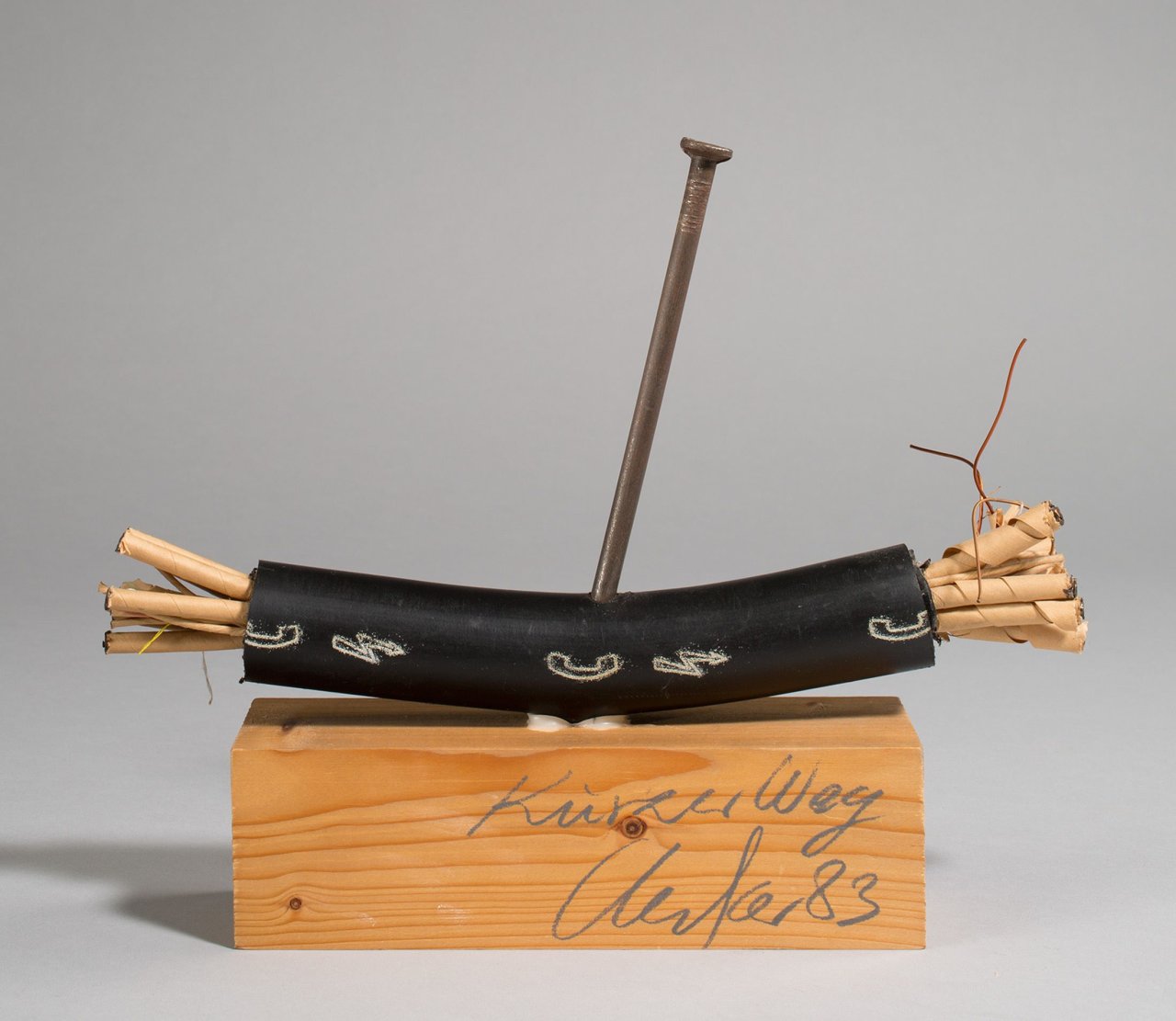 Auf diesem Bild ist das folgende Kunstwerk zu sehen: Günther Uecker. „Kurzer Weg“. 1983.