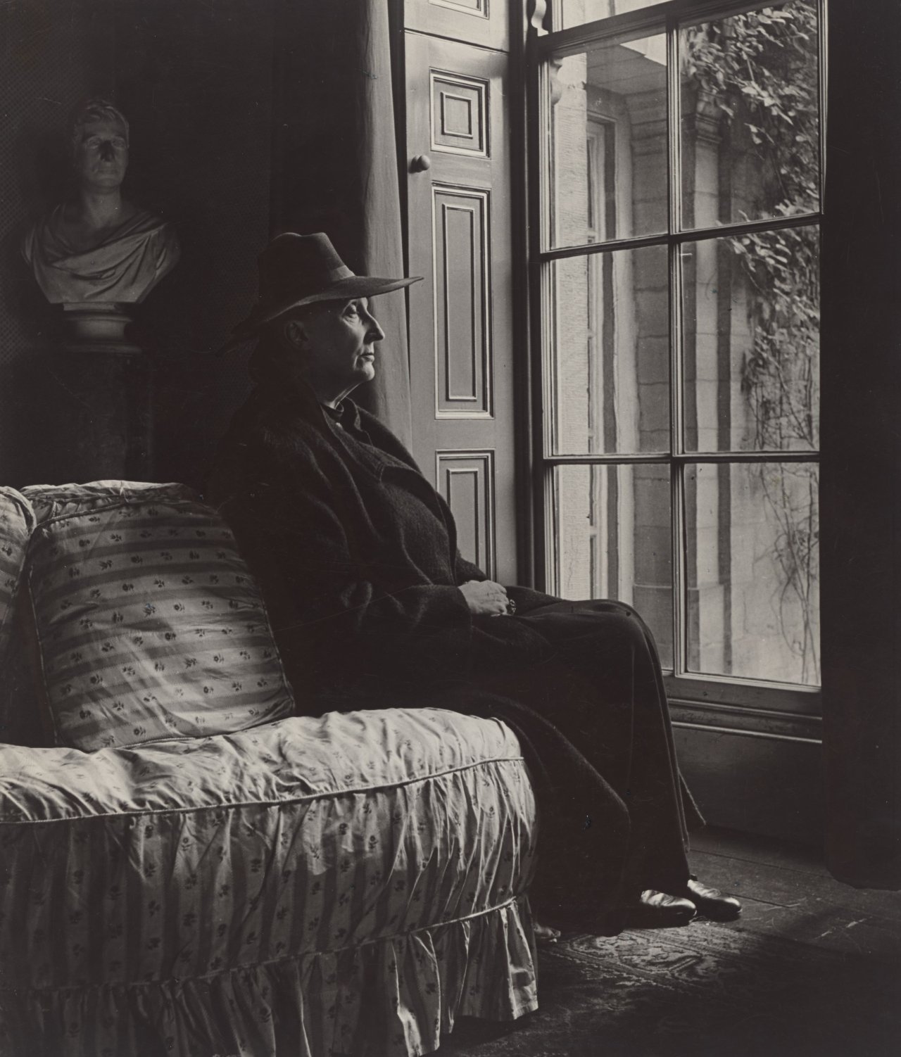Auf diesem Bild ist das folgende Kunstwerk zu sehen: Bill Brandt. Dame Edith Sitwell, Renishaw Hall, Derbyshire. 1945.