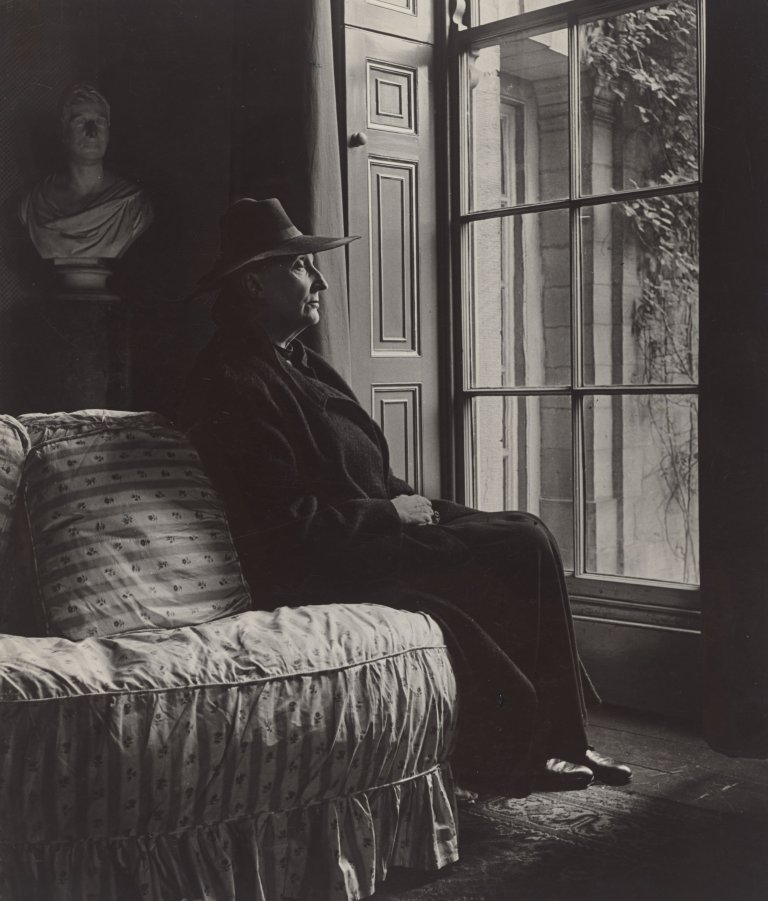 Auf diesem Bild ist das folgende Kunstwerk zu sehen: Bill Brandt. Dame Edith Sitwell, Renishaw Hall, Derbyshire. 1945.