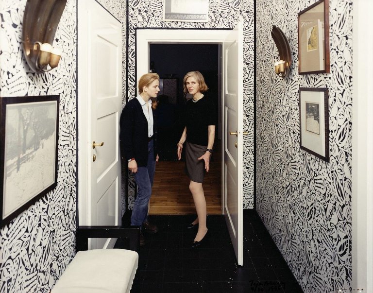 Auf diesem Bild ist das folgende Kunstwerk zu sehen: Tina Barney. The Foyer. 1996.