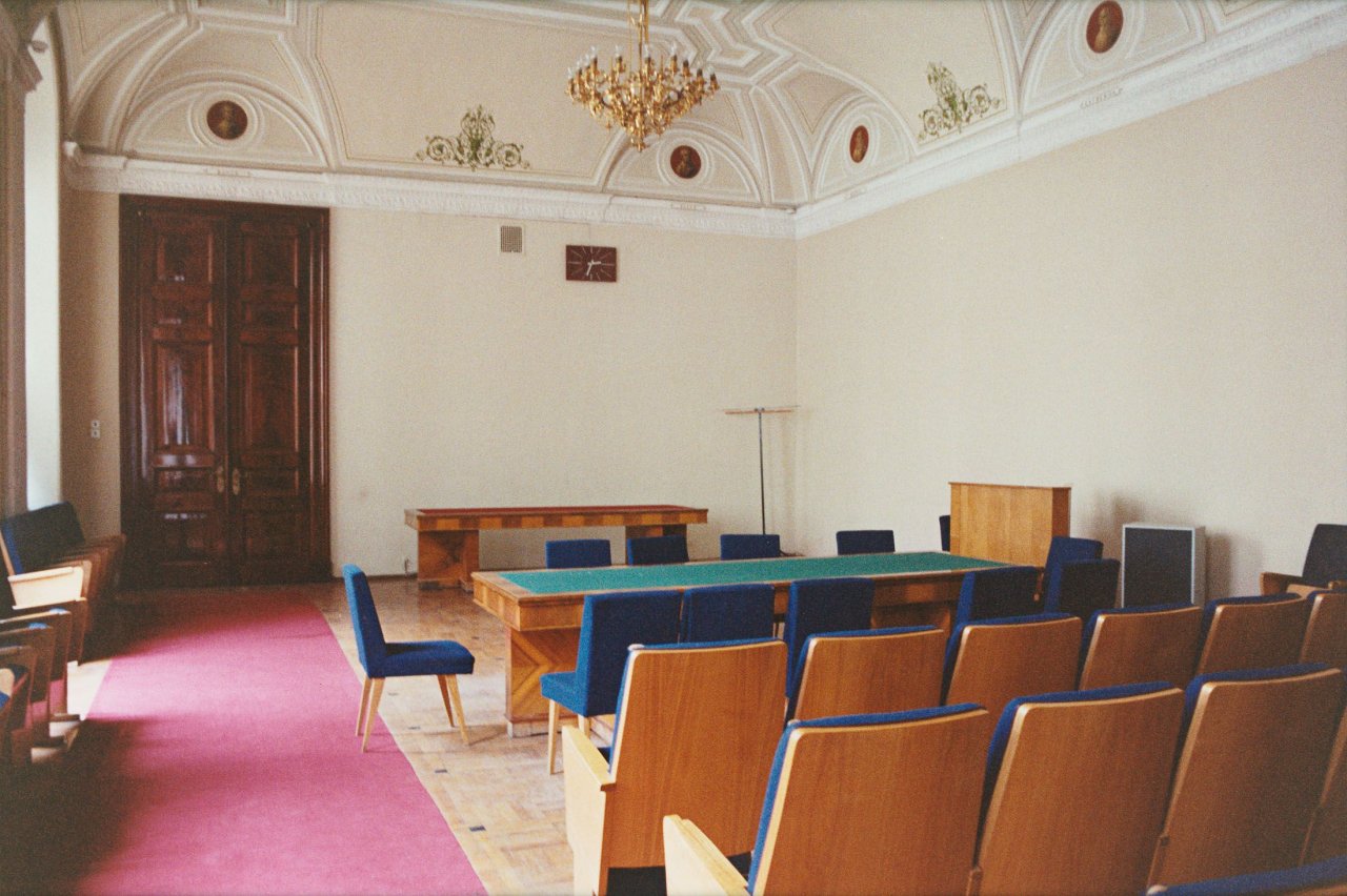 Auf diesem Bild ist das folgende Kunstwerk zu sehen: Candida Höfer. „Rathaus St. Petersburg“. 1992.