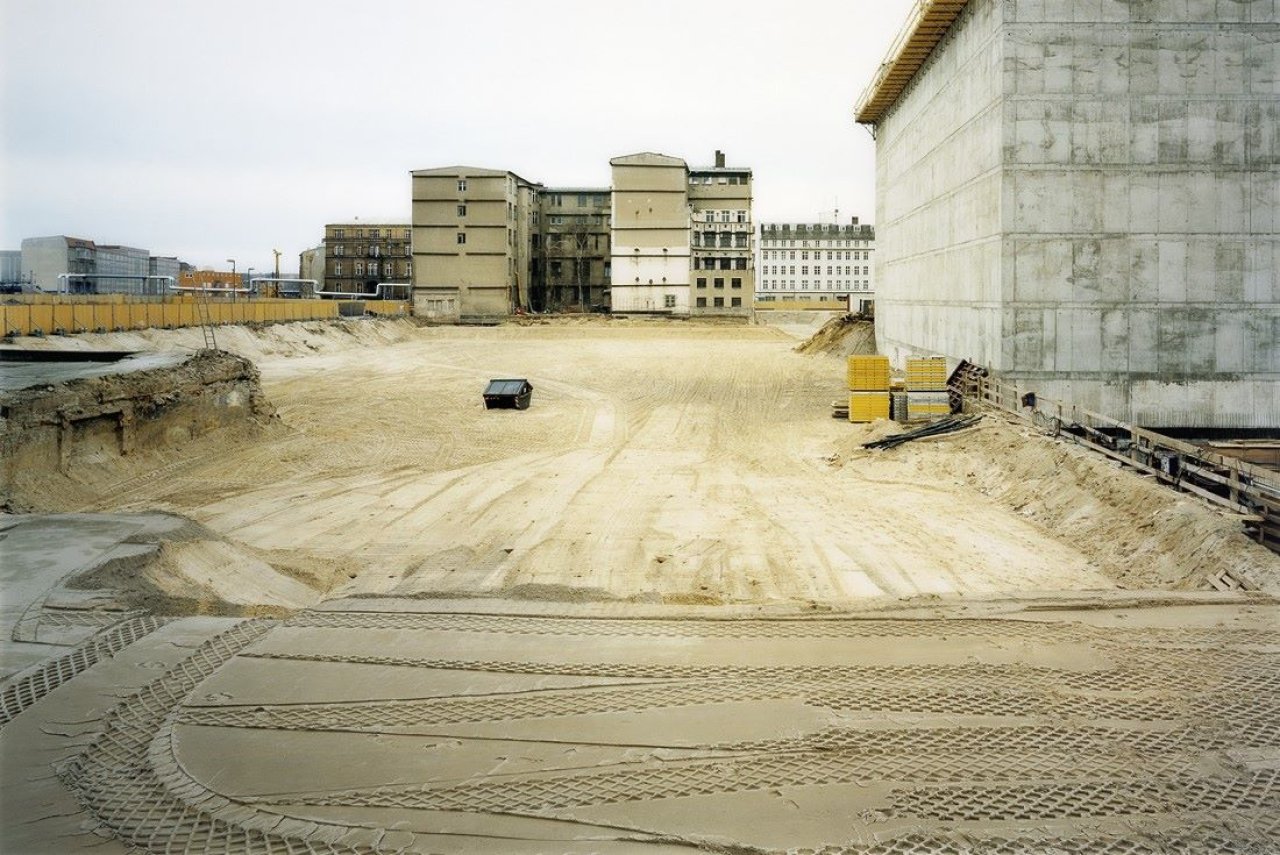 Auf diesem Bild ist das folgende Kunstwerk zu sehen: Frank Thiel. „Stadt 2/15 (Berlin)“. 1997.