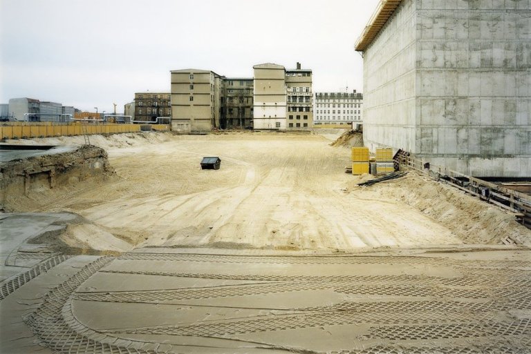 Auf diesem Bild ist das folgende Kunstwerk zu sehen: Frank Thiel. „Stadt 2/15 (Berlin)“. 1997.