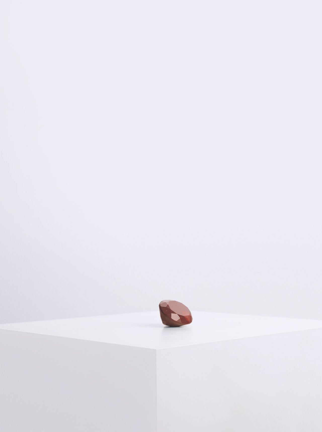 Auf diesem Bild ist das folgende Kunstwerk zu sehen: Alicja Kwade. „Bordsteinjuwel (Rosenthalerstraße)“. 2008.