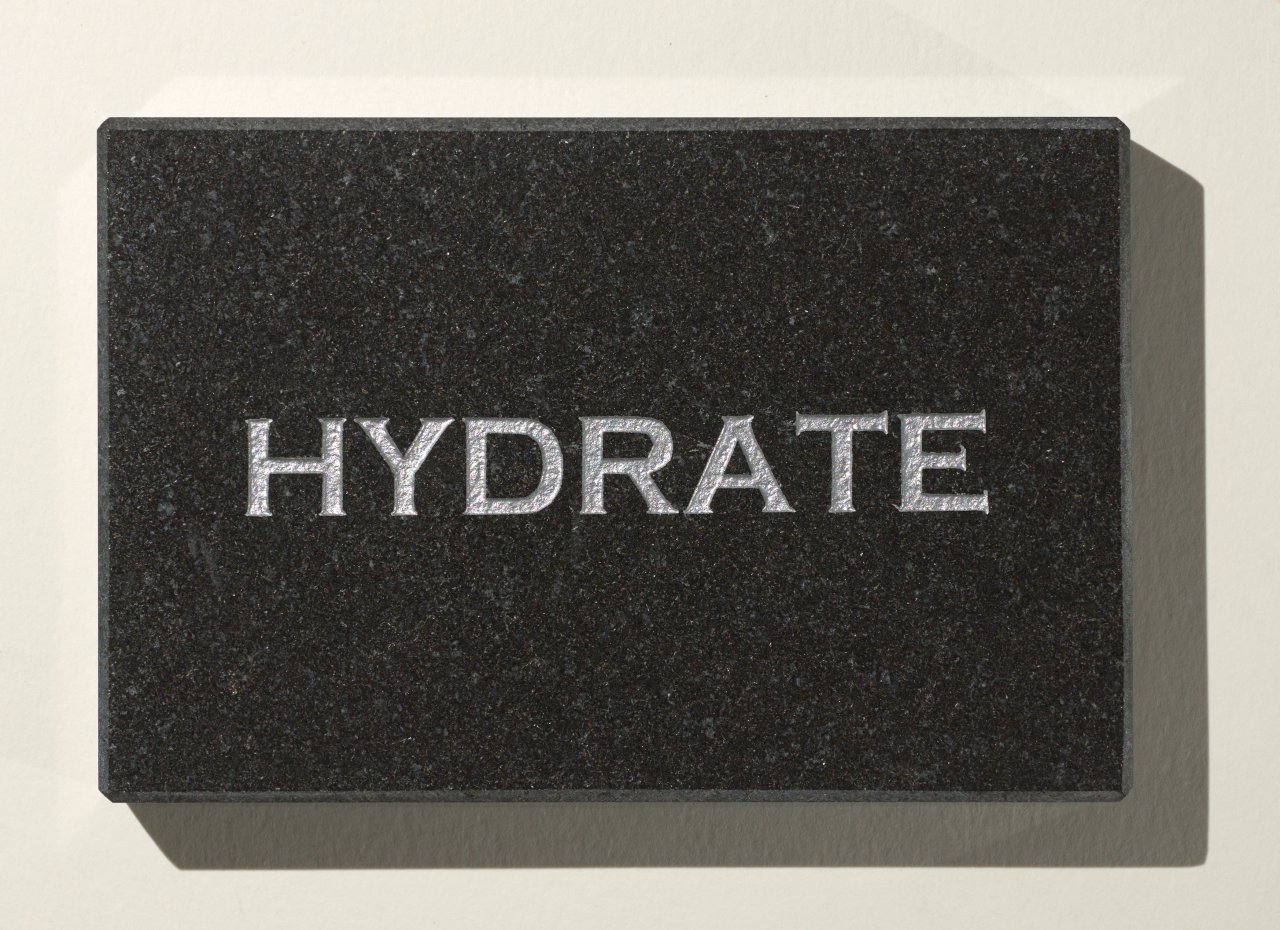 Auf diesem Bild ist das folgende Kunstwerk zu sehen: Sylvie Fleury. „HYDRATE“. 2001.