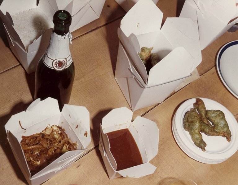 Auf diesem Bild ist das folgende Kunstwerk zu sehen: Stephen Shore. Ohne Titel (Chinese Food). Um 1975.