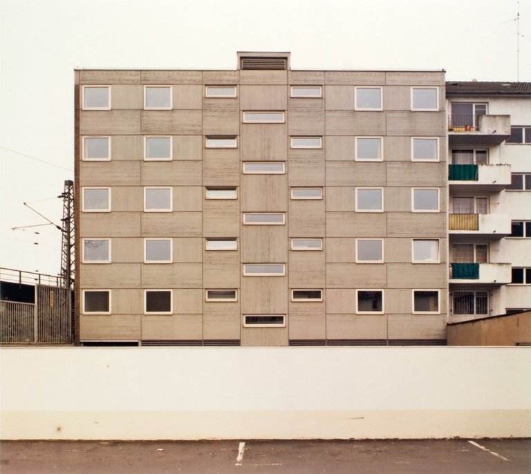 Auf diesem Bild ist das folgende Kunstwerk zu sehen: Thomas Ruff. Haus Nr. 5.. 1988.