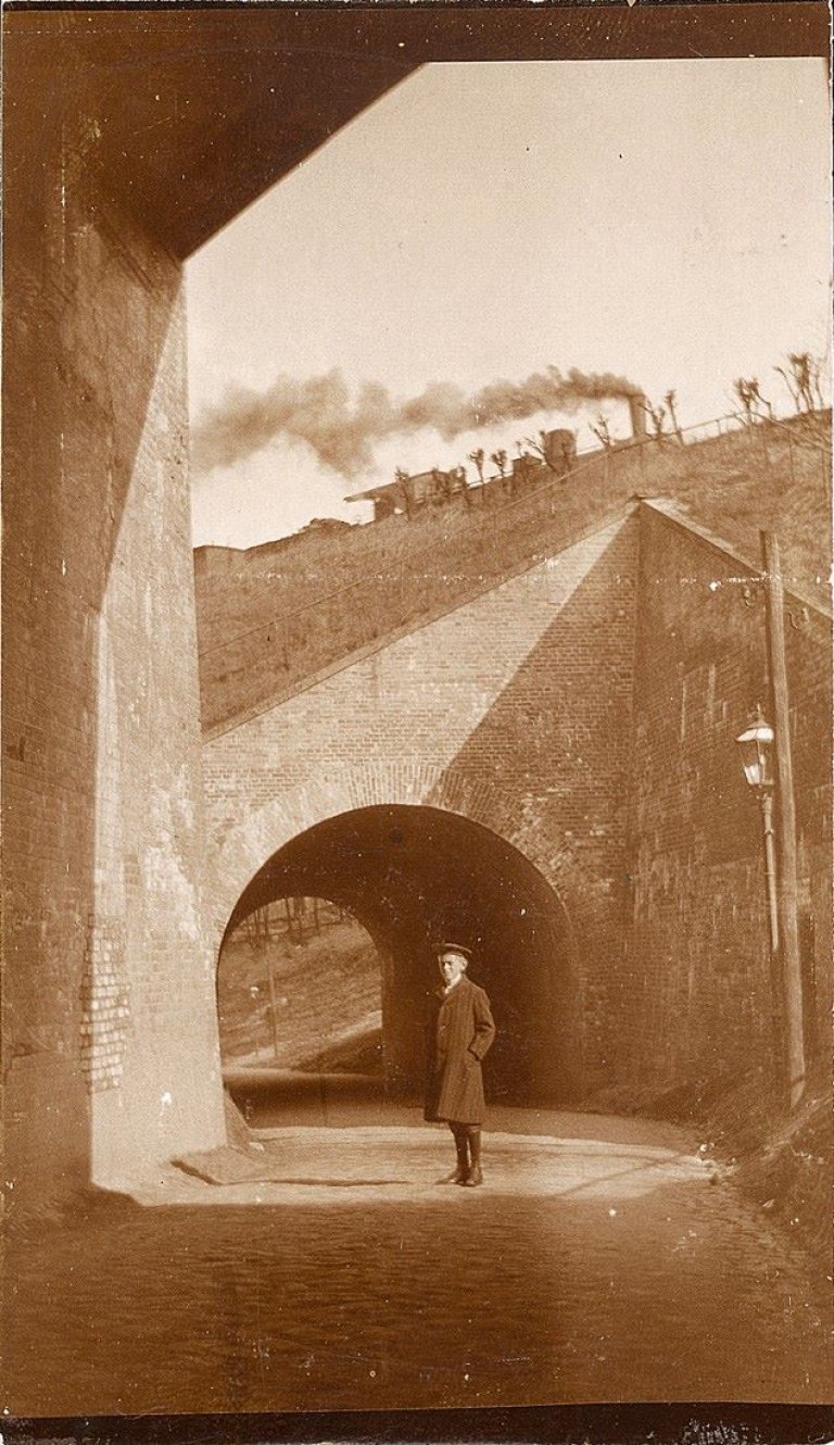 Auf diesem Bild ist das folgende Kunstwerk zu sehen:  Anonym. Ohne Titel (Brücke mit Lokomotive). Um 1900.