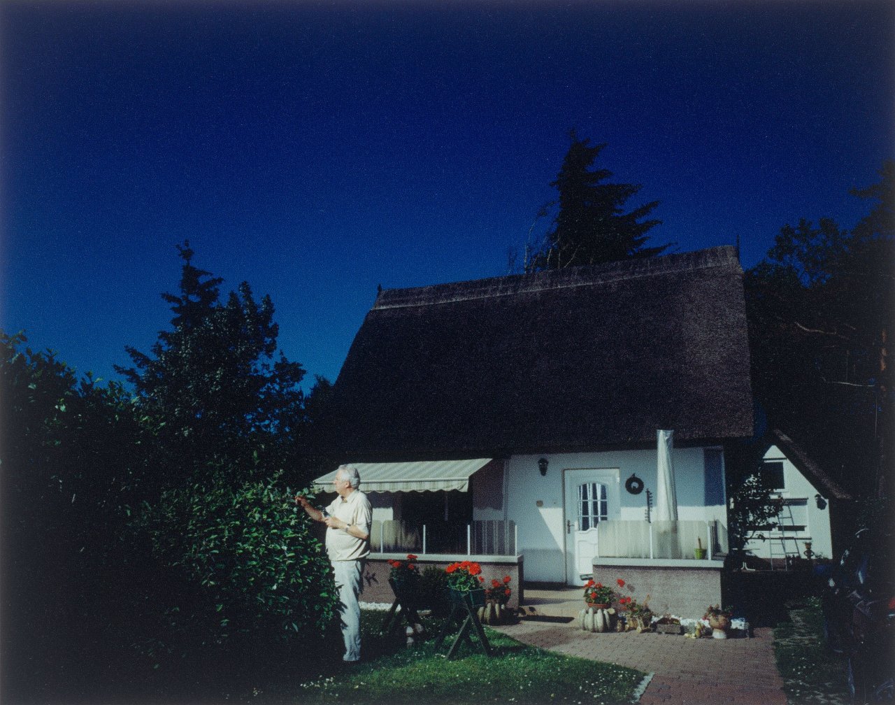 Auf diesem Bild ist das folgende Kunstwerk zu sehen: Andreas Mühe. „Egon vorm Haus“. 2007.