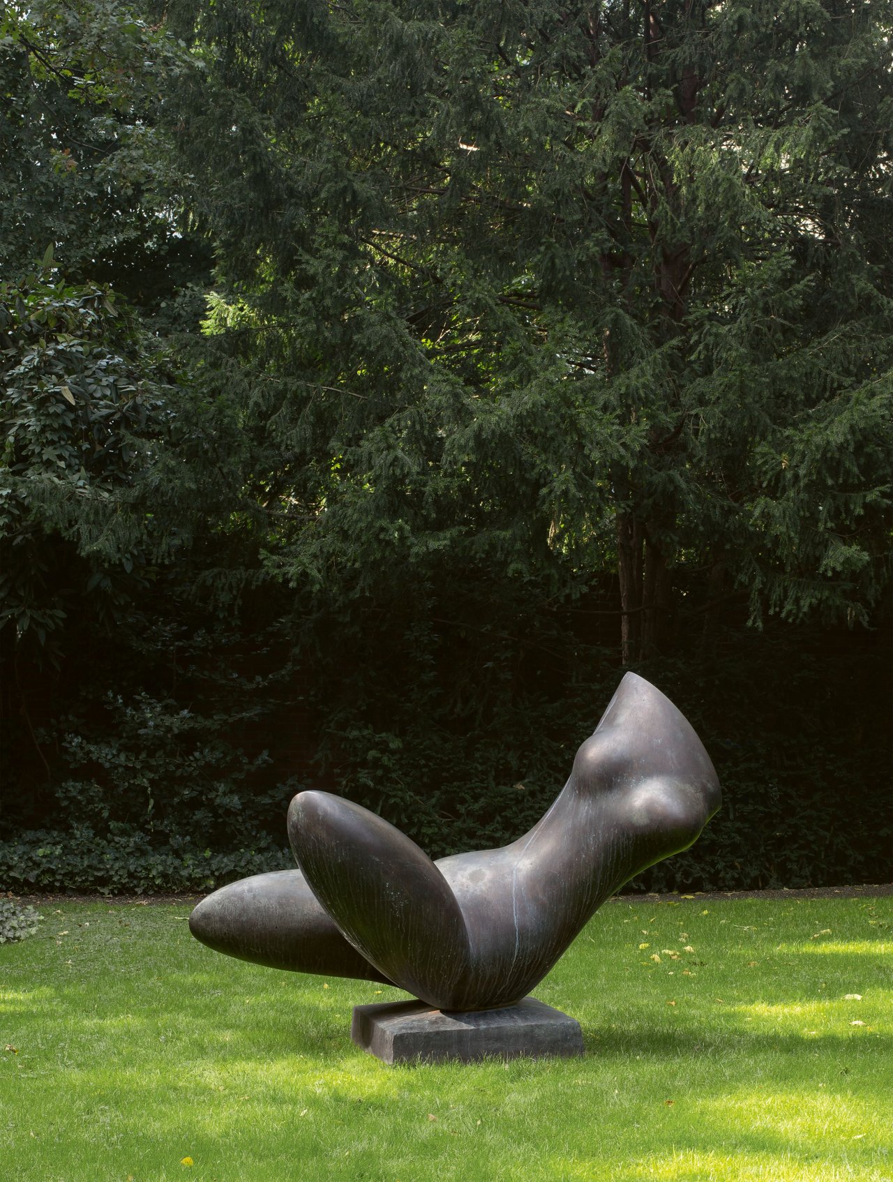 Auf diesem Bild ist das folgende Kunstwerk zu sehen: Baltasar Lobo. „Pièce d’eau sur socle“. 1971–1986.