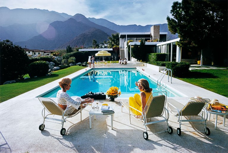 Auf diesem Bild ist das folgende Kunstwerk zu sehen: Slim Aarons (d.i. George Allen Aarons). Poolside Pairs. 1970.