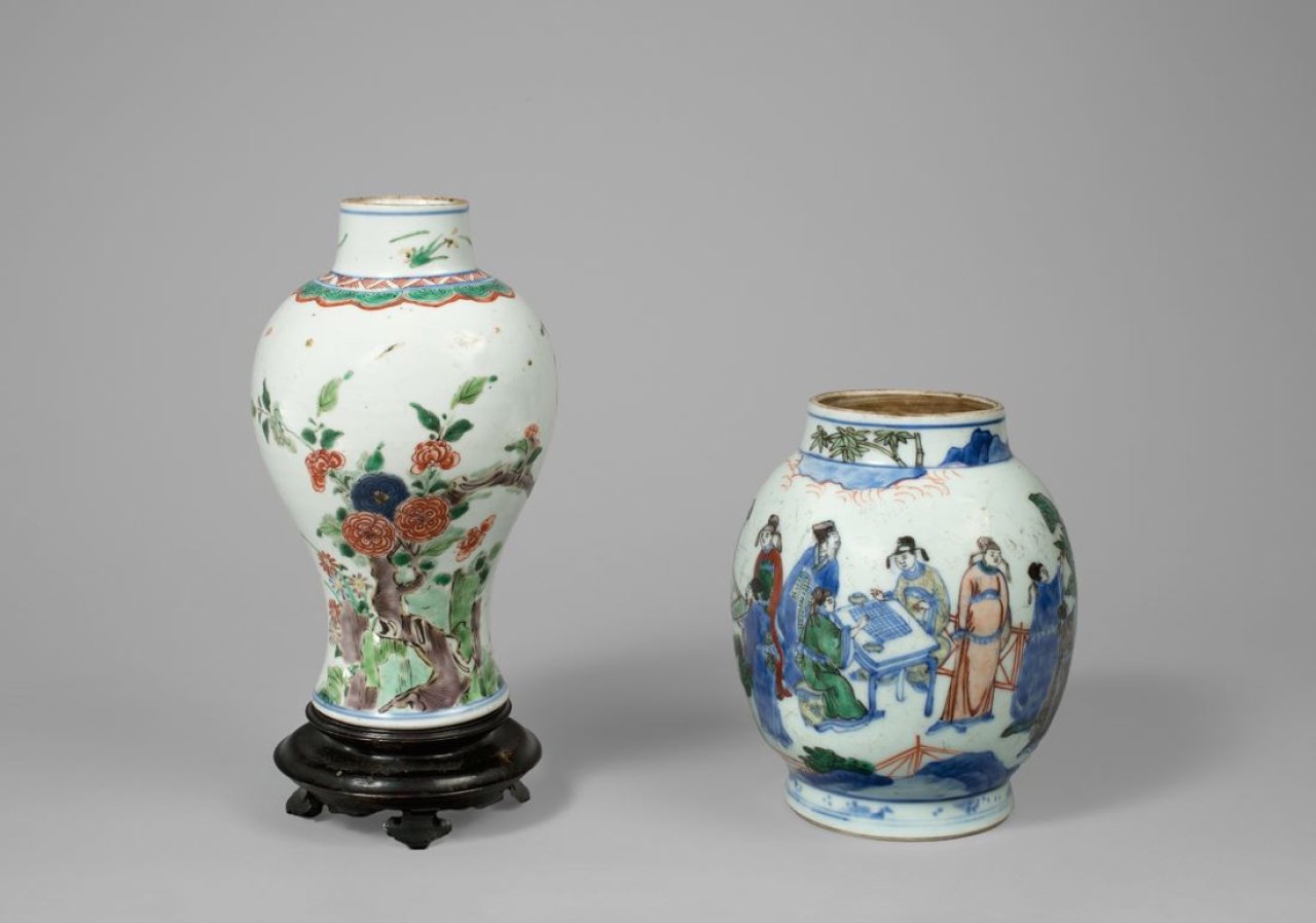 Auf diesem Bild ist das folgende Kunstwerk zu sehen:  Chinesisch, Kangxi-Periode. „Famille Verte“ Balustervase.