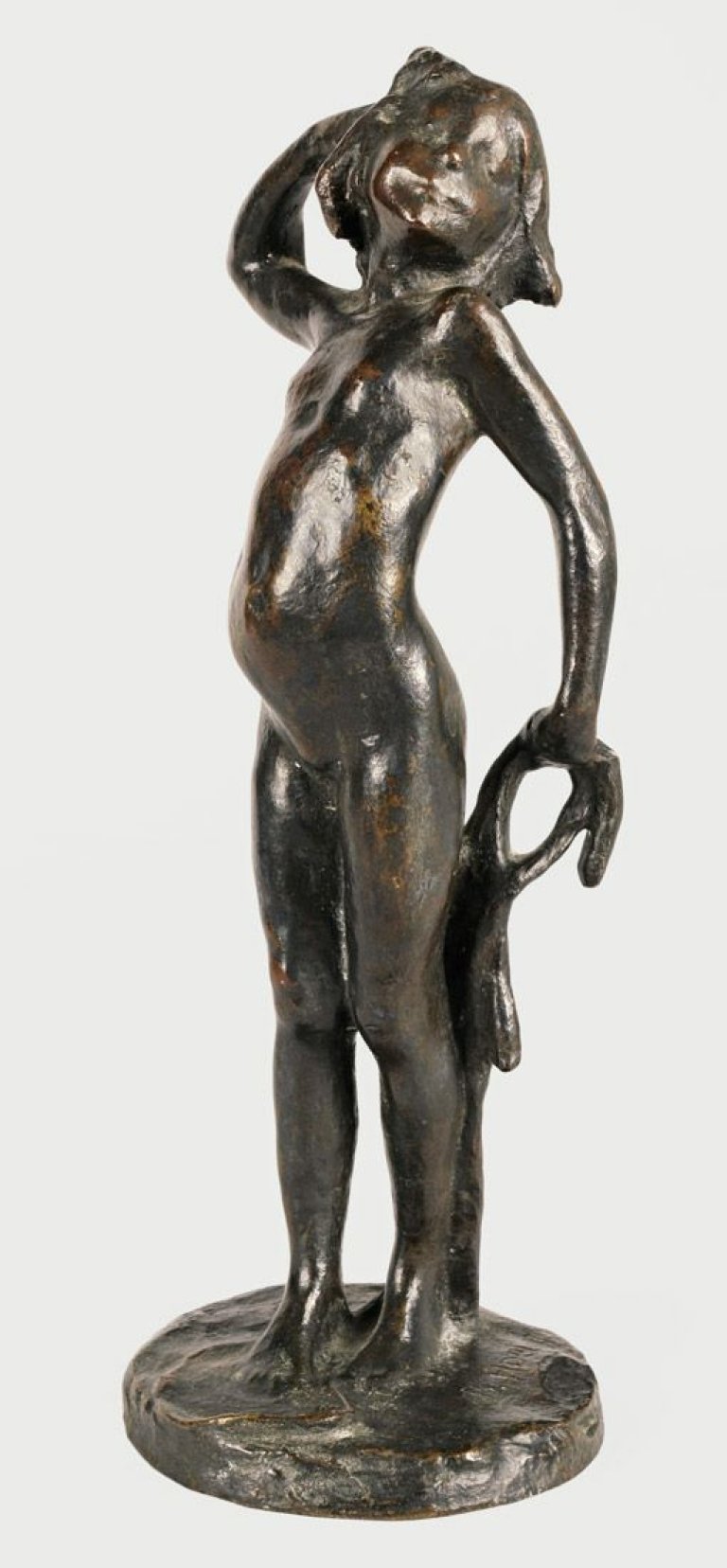 Auf diesem Bild ist das folgende Kunstwerk zu sehen: Bernhard Hoetger. „Stehendes Mädchen (L’Enfant)“. Um 1901.