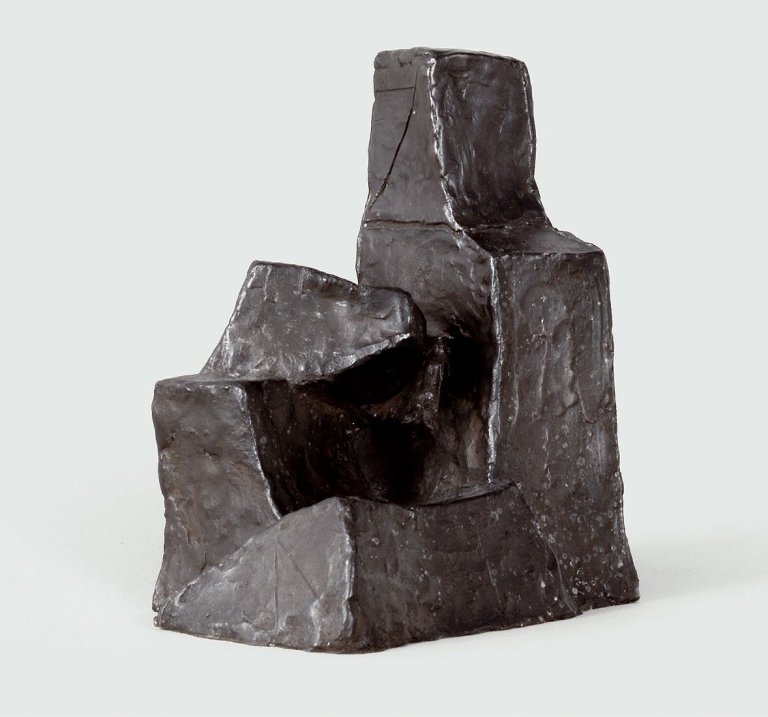 Auf diesem Bild ist das folgende Kunstwerk zu sehen: Fritz Wotruba. „Kleine Sitzende Figur“. 1952/53/70.