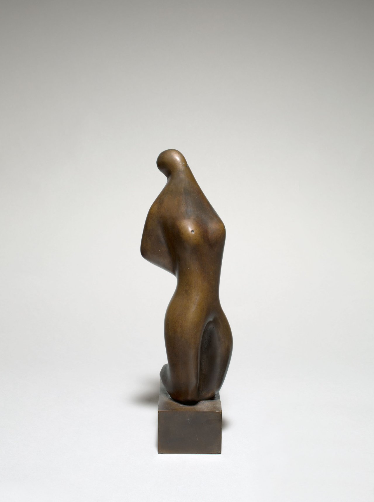 Auf diesem Bild ist das folgende Kunstwerk zu sehen: Bernhard Heiliger. „Kleine Kniende (kleine Figurine)“. 1950.