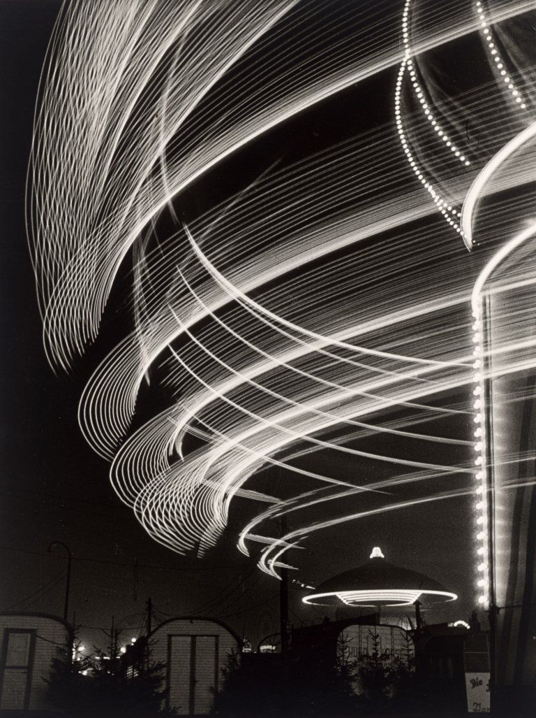 Auf diesem Bild ist das folgende Kunstwerk zu sehen: Toni Schneiders. „Karussell (Dom, Hamburg)“. 1950.