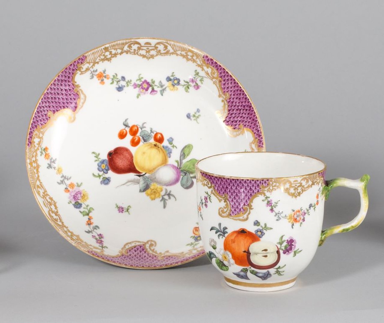 Auf diesem Bild ist das folgende Kunstwerk zu sehen:  KPM Königliche Porzellan-Manufaktur Berlin. Kaffeetasse und Untertasse Glatt mit Blumengirlanden, Früchten und Purpurschuppenmosaik. Um 1765.