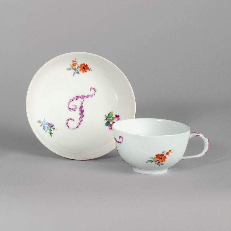 Auf diesem Bild ist das folgende Kunstwerk zu sehen:  KPM Königliche Porzellan-Manufaktur Berlin. Zwei Tassen und Untertassen mit den Initialen N und T und Streublumen. Um 1780.