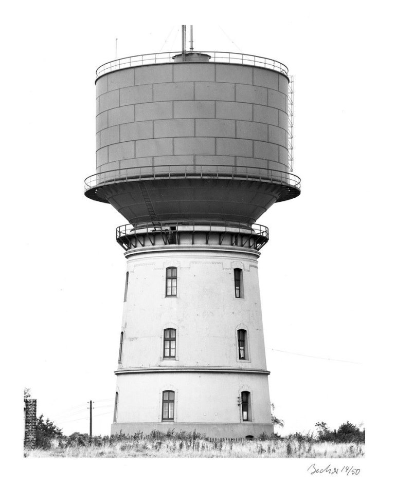 Auf diesem Bild ist das folgende Kunstwerk zu sehen: Bernd und Hilla Becher (Siegen 1931 - 2007 Rostock / Potsdam 1934 - 2015 Düsseldorf). Vier Wassertürme. 1963–1969.